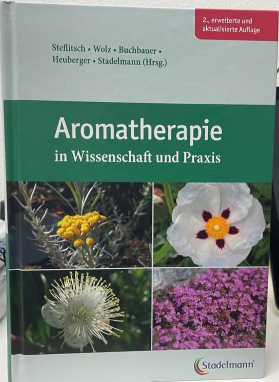 Buchcover „Aromatherapie in Wissenschaft und Praxis“, Stadelmann Verlag